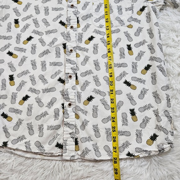 VSTR Men's White Pineapple Print Short Sleeve Button Up Shirt. Size M - Picture 7 of 8
